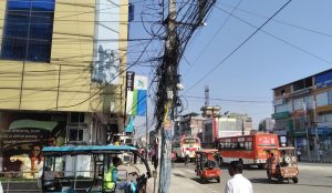 अव्यवस्थित तार हटाउँदै विद्युत् प्राधिकरण
