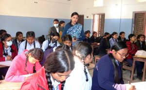 बालिकाहरुलाई न्यायिक समितिको काम बुझाउँदै उपप्रमुख कार्की