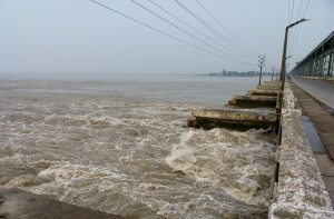 बससँग ठोक्किएर कोशीमा खस्यो ट्रक