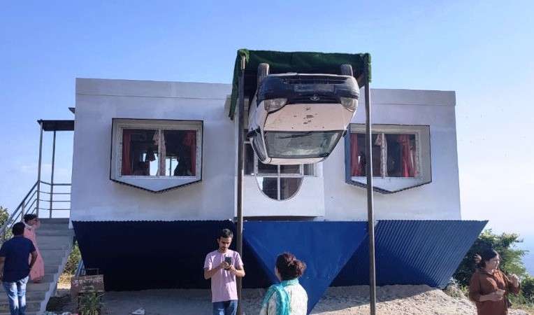 पर्यटक आकर्षित गर्दै ‘उल्टो घर’