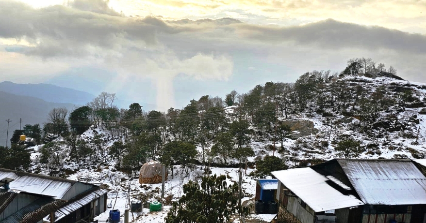 पाथीभरा क्षेत्रमा हिमपात, चिसो बढेपछि तीर्थयात्री प्रभावित