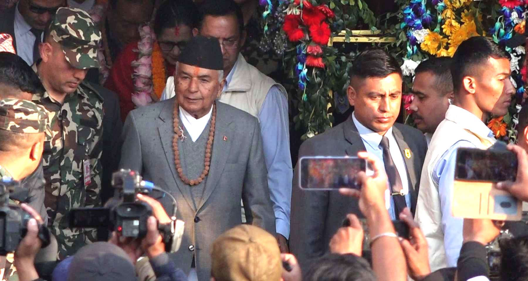 पशुपतिनाथमा चार लाखभन्दा बढी भक्तजन, राष्ट्रपतिले गरे पूजा