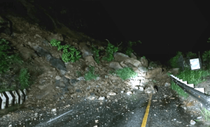 पहिरोसँगै दुईवटा बस त्रिशूली नदीमा खसे