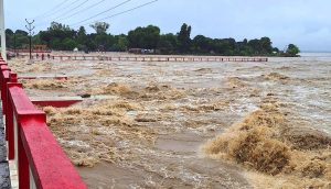 कोशी ब्यारेजको पुलबाटै बग्न थाल्यो पानी