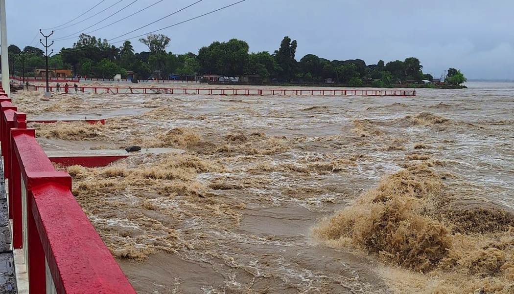 कोशी ब्यारेजको पुलबाटै बग्न थाल्यो पानी