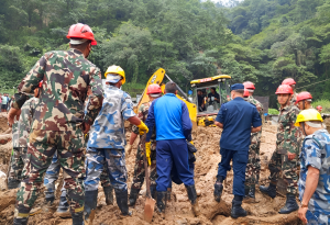 पहिरोमा पुरिएका गाडीबाट ३० जनाको शव निकालियो