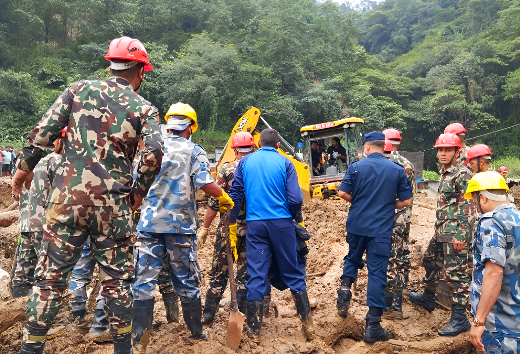 पहिरोमा पुरिएका गाडीबाट ३० जनाको शव निकालियो