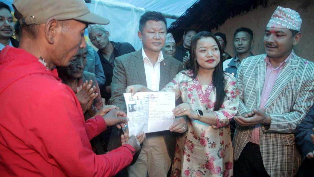 साढे तीन दशकपछि घर फर्किएका प्रकाश तामाङलाई पूर्वमुख्यमन्त्रीको सहयोग
