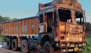 दुर्गा प्रसाईंका समर्थकद्वारा ट्रकमा आगजनी, झापामा ‘चक्काजाम’