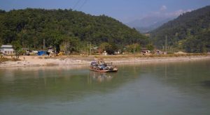 चल्न थाल्यो अरुण नदीमा फेरी