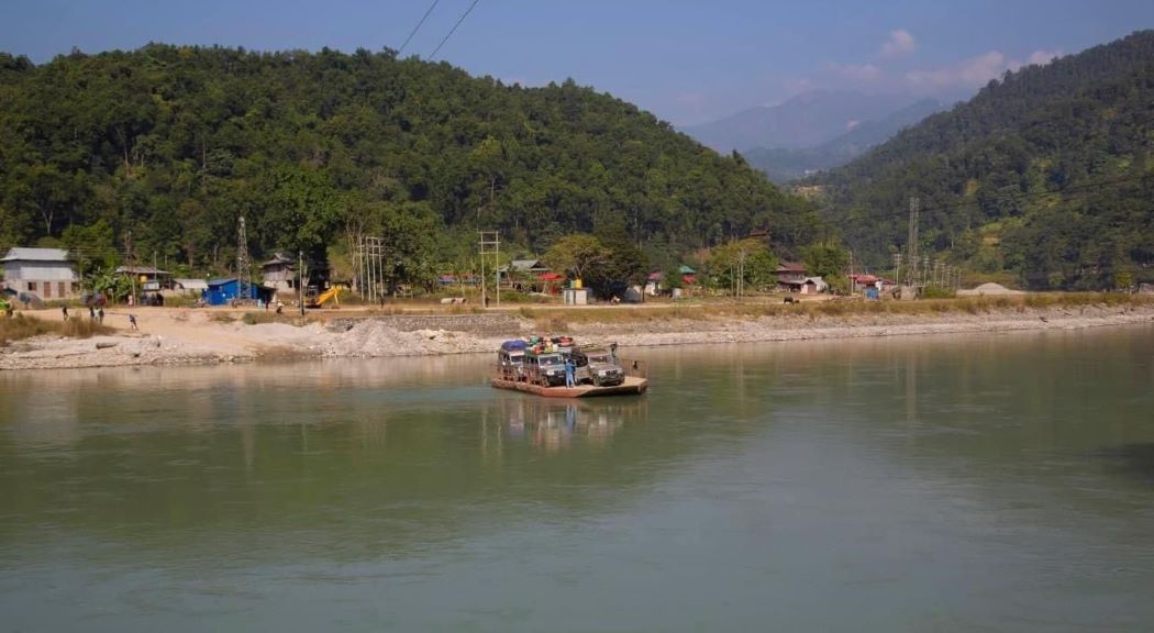 चल्न थाल्यो अरुण नदीमा फेरी