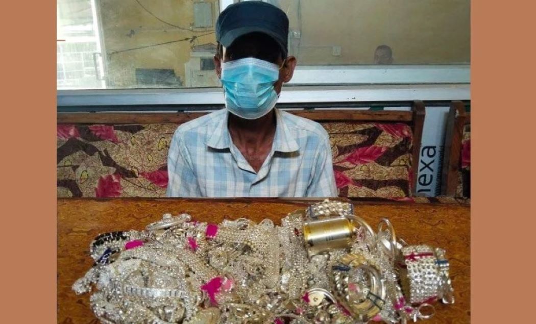 मोटरसाइकलको ट्यांकीमा लाखौँको गहना