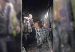 ट्रक पल्टँदा २ जनाको मृत्यु