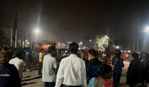 खनारको दुर्घटनास्थलमा तनाव, प्रहरीद्वारा हवाई फायर