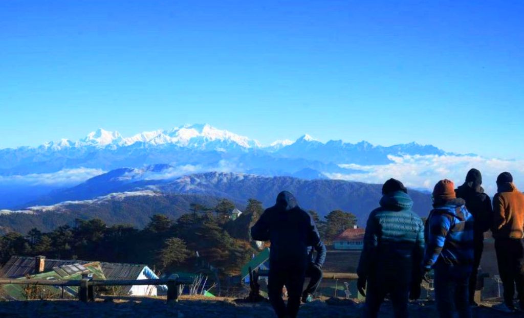 कञ्चनजङ्घा आधार शिविरमा पर्यटकको चहलपहल
