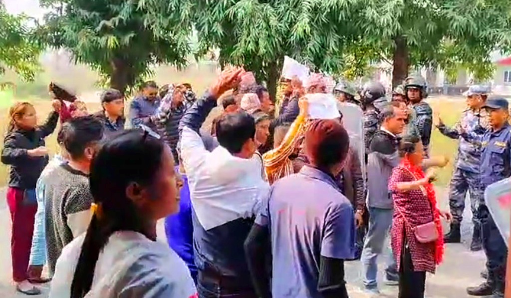 गृह जिल्लामा प्रधानमन्त्री ओलीविरुद्ध प्रदर्शन