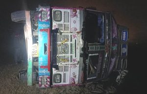 ३ जना चढेको मोटरसाइकल ट्रकमा ठोक्किँदा चालकको मृ*त्यु
