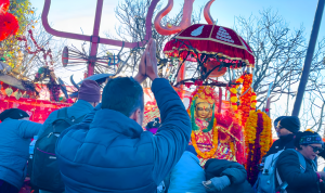 पुसको चिसोमा पनि पाथीभरामा तीर्थयात्रीको लर्को