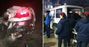 सडकबाट गाडी खस्दा चालकको मृत्यु, ५ घाइते