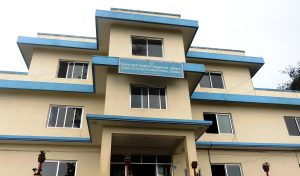 संखुवासभाको सभापोखरीमा सडकबाट ट्याक्टर खस्दा चालकको मृत्यु