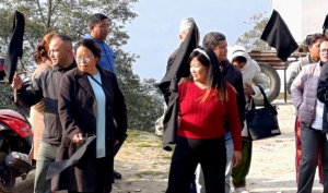 ताप्लेजुङमा राजेन्द्र महतोलाई कालोझन्डा देखाएर विरोध