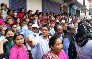 राजनीतिक दलका केन्द्रीय कार्यालयमा धर्ना दिंदै शिक्षकहरू