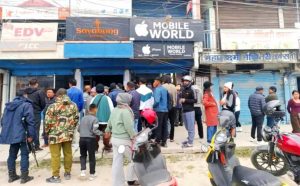 उर्लाबारीमा पसलै रित्याएर ३ करोडका मोबाइल चोरी