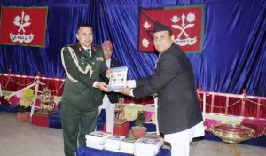 सेवानिवृत्त ब्रिगेडियर जनरलले दिए सेवा सुरु गरेको गणलाई पुस्तक उपहार