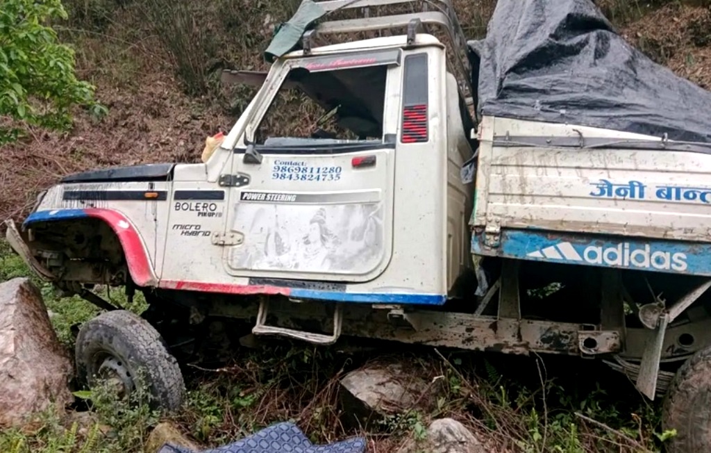 सडकबाट गाडी खस्दा चालकको मृत्यु