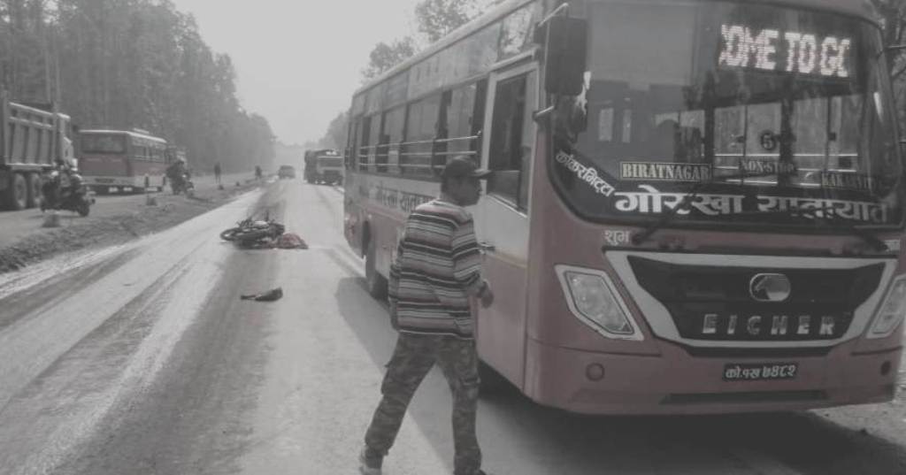 बसको ठक्करले मोटरसाइकलमा सवार दिदीको मृत्यु, भाइ घाइते
