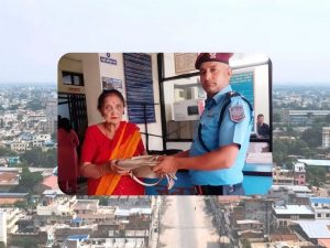सिटी सफारीमा छुटेको आइफोन र एक लाख रुपैयाँ यात्रुलाई फिर्ता