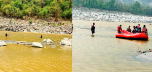 सप्तकोशीमा डुबेर मामा भान्जा बेपत्ता, खोज्दै गोताखोर