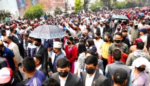कालो मास्क लगाएर सडकभरि शिक्षक