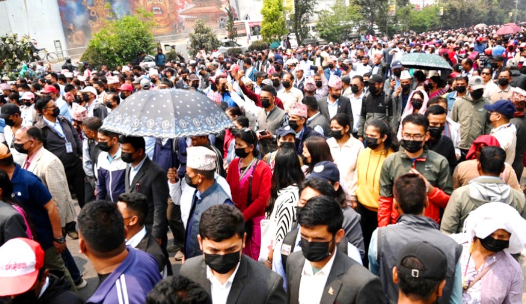कालो मास्क लगाएर सडकभरि शिक्षक