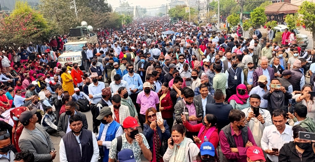 शिक्षक भन्छन्, ‘माग पूरा गर’, सरकार दोहोर्याउँदैछ, ‘वार्तामा आऊ’