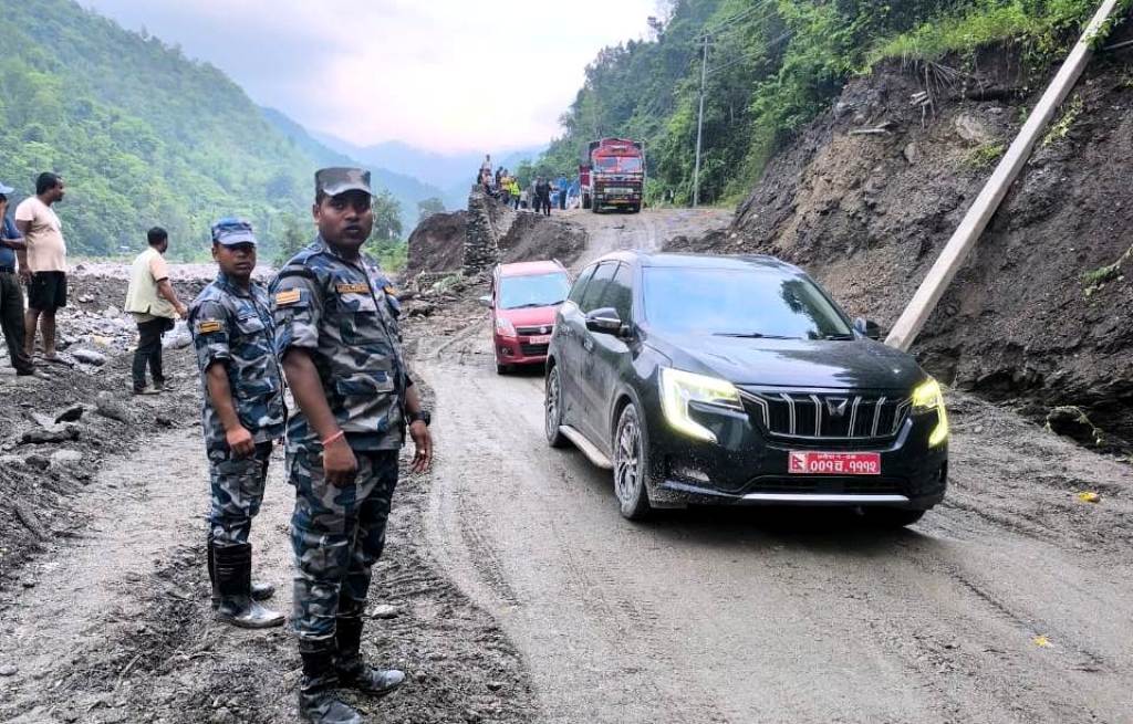 एकतर्फी सञ्चालनमा आयो कोशी लोकमार्ग
