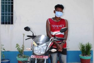 चोरीको मोटरसाइकलमा सवार पक्राउ