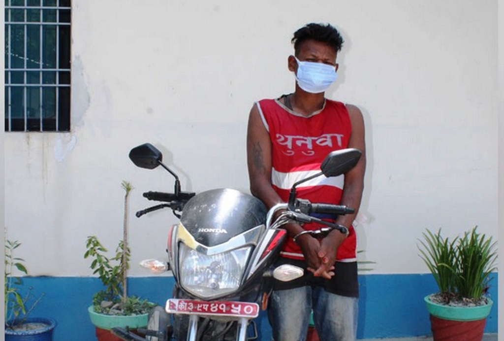 चोरीको मोटरसाइकलमा सवार पक्राउ