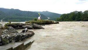 महाकालीमा पानीको बहाव उच्च, गाडी सञ्चालनमा रोक