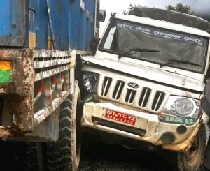 ट्रक र बोलेरो गाडी ठोक्किएर दुर्घटना