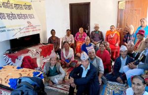 वृद्धवृद्धाको स्वास्थ्य बुझ्दै उपचारमा जनप्रतिनिधि र स्वास्थ्यकर्मी