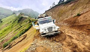 आमचोकबाट इलाम सदरमुकाम आइरहेको गाडीमाथि खस्यो पहिरो