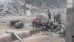 भोटेकोशी बाढीमा बगेका ११ जनाको शव फेला, १७ अझै बेपत्ता