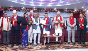 इलाम र झापाका भूमिहीनलाई प्रधानमन्त्री ओलीद्वारा जग्गा धनीपूर्जा वितरण