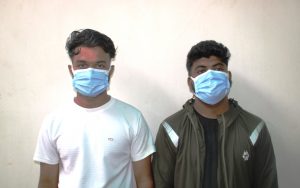 प्रहरी हौं भन्दै लुट्दै, २ जना पक्राउ