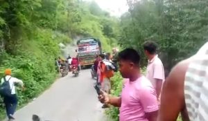 हलेसीबाट फर्कँदा दुर्घटनाः १ जनाको मृत्यु, केही सिकिस्त