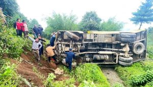 सडकबाट बस खस्दा १४ जना घाइते