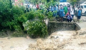 बाढीले मोटरसाइकलसहित बुबा-छोरीलाई बगायो, छोरी बेपत्ता