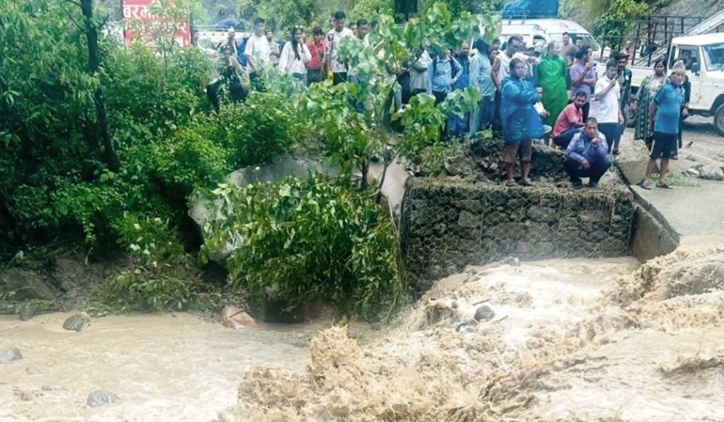 बाढीले मोटरसाइकलसहित बुबा-छोरीलाई बगायो, छोरी बेपत्ता