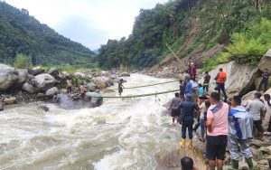 बाढीमा फसेपछि ४ जना रातभरि ढुंगाको आडमा